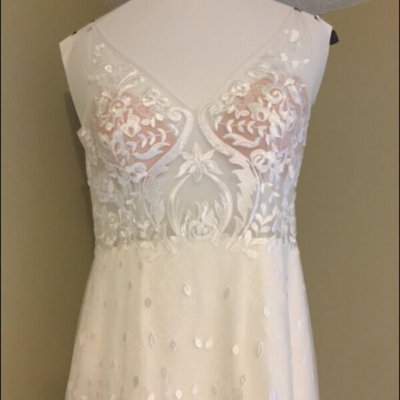 Elegant Tara Lauren Wedding Dress - Picture 8 of 13